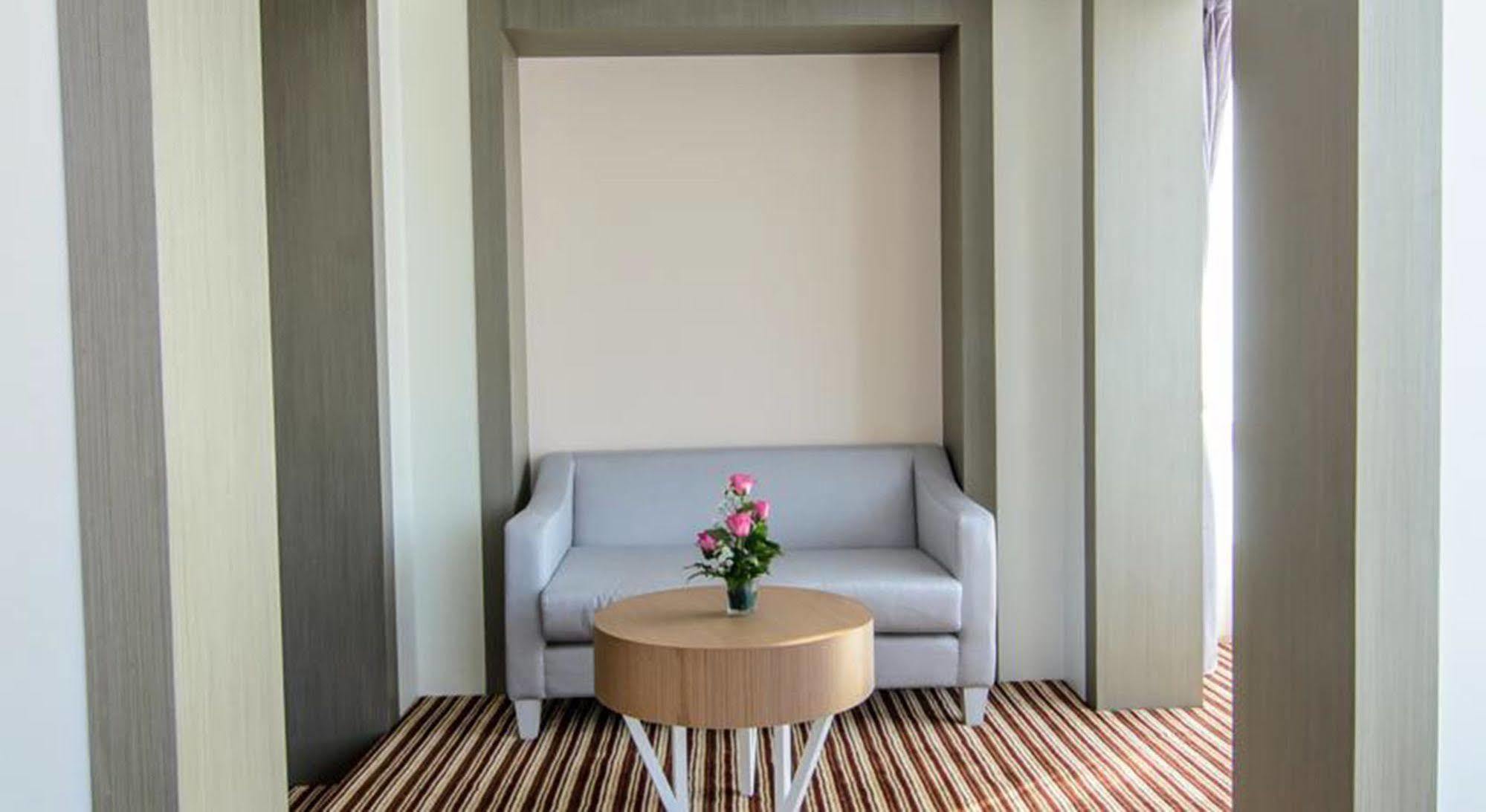The Paradiso Jk Design Hotel Nakhon Sawan Extérieur photo