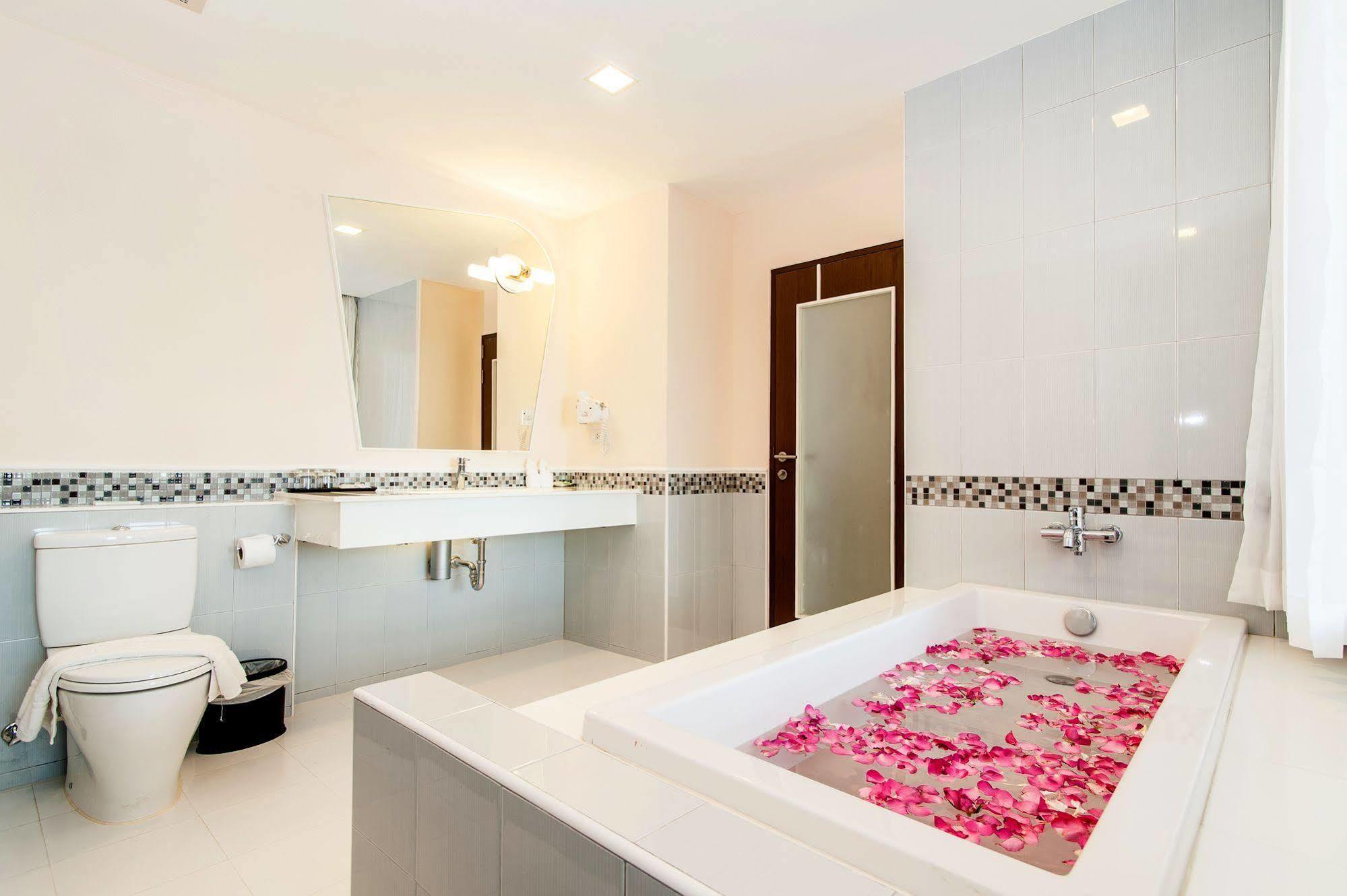 The Paradiso Jk Design Hotel Nakhon Sawan Extérieur photo